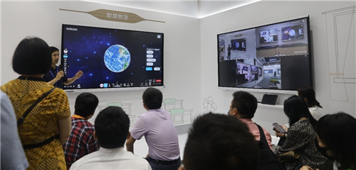 華為智慧教室解決方案重磅亮相，互動(dòng)教學(xué)終端樹(shù)立教學(xué)體驗(yàn)新標(biāo)桿